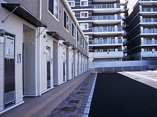 レオパレスグレシア 共用通路です。