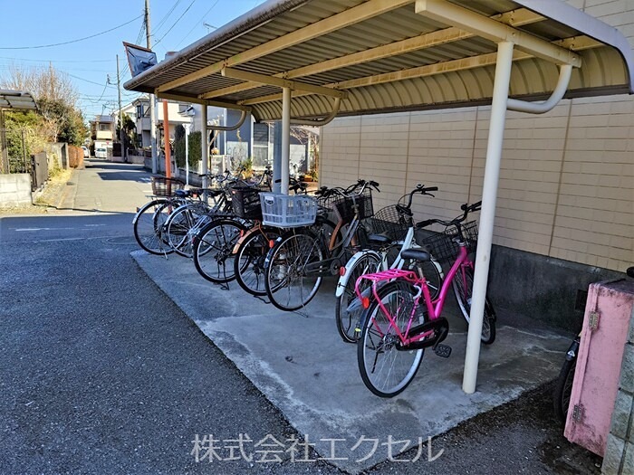 ストークコートＮ 屋根付きの駐輪場です。