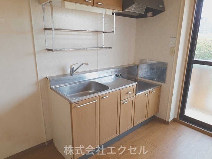 ストークコートＮ 上下に収納があるキッチンです。