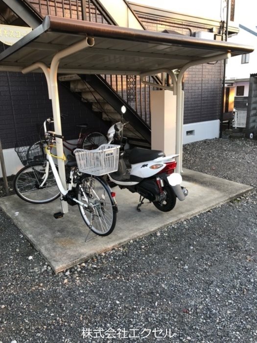 ハイネスコート 屋根付きの駐輪場です。