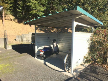 コスモスB 屋根付きの駐輪場です。