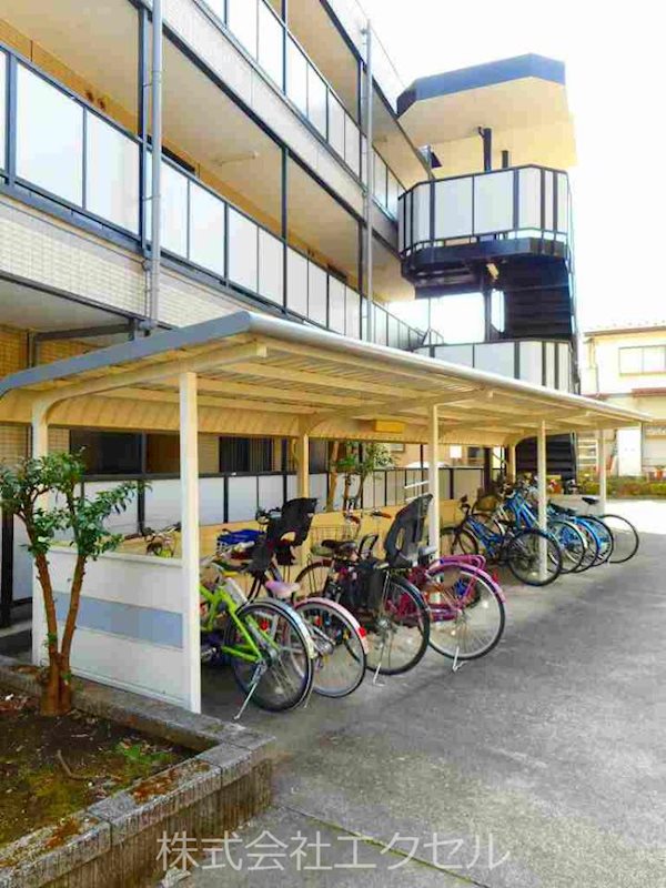 ウイングヒル 屋根付きの駐輪場です。