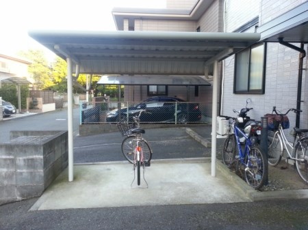 エクレール 屋根付きの駐輪場です。