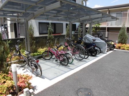 セジュールラフィネ 屋根付の駐輪場です。