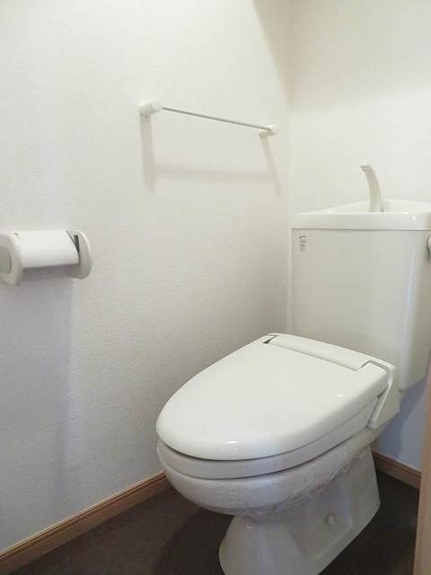 ヴィラジャスティス3 清潔感のあるトイレです。