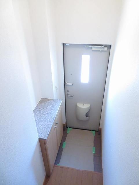 ヴィラジャスティス3 シューズボックス完備の玄関です。