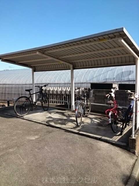 ヴィラジャスティス3 屋根付きの駐輪場です。