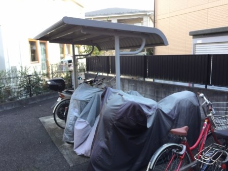 シャルマンソレーユ 屋根付きの駐輪場です。