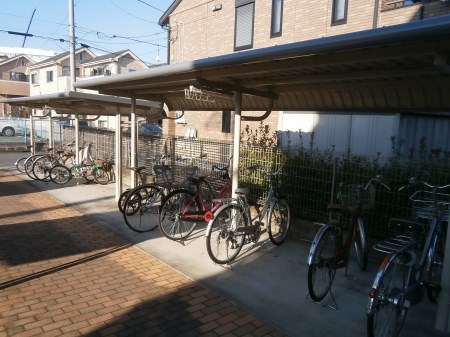 ガーデンヴィラ豊田 屋根付の駐輪場完備です。
