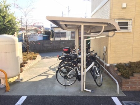ヴィルオランジュU 屋根付きの駐輪場です。