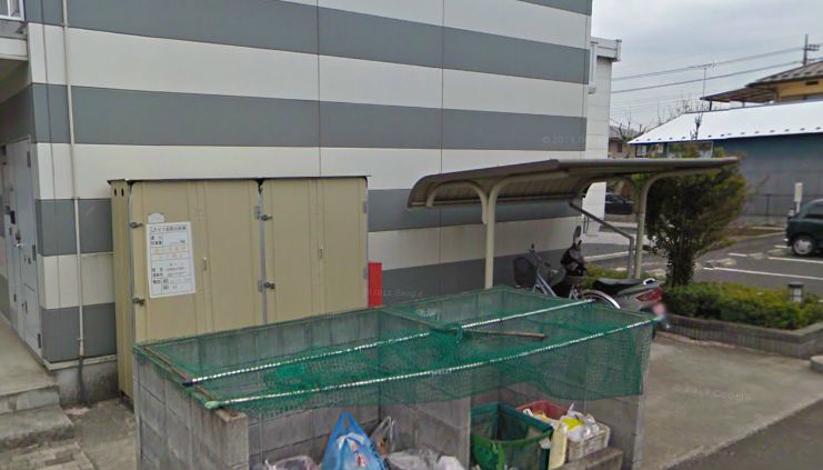 レオパレススワホーム 敷地内ゴミ置き場、屋根付き駐車場完備です。