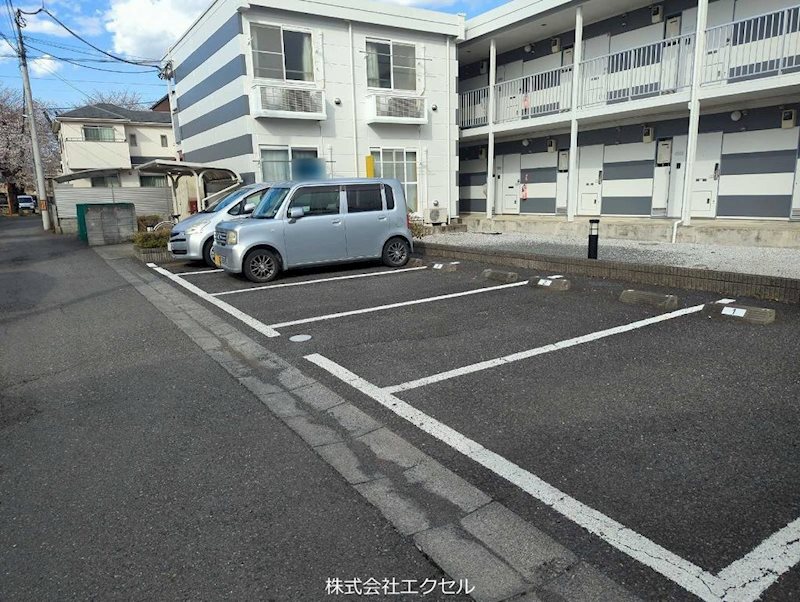 レオパレススワホーム 敷地内駐車場。