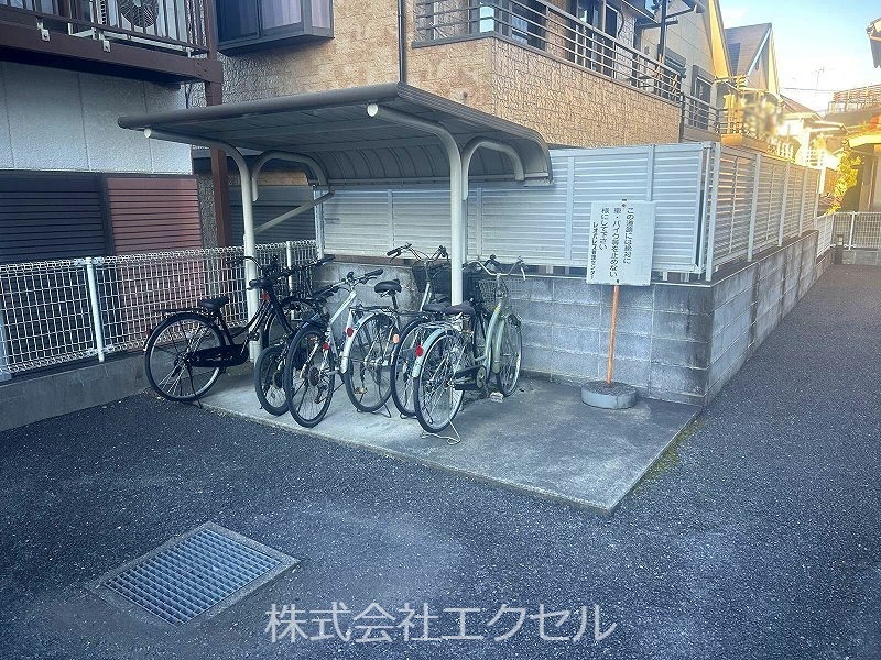 レオパレスレオパオラ 屋根付きの駐輪場です。