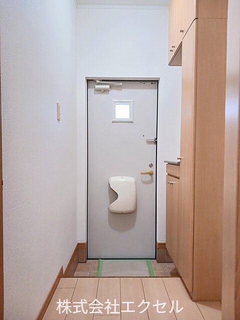 Ｋハウス4 シューズボックス完備の玄関です。