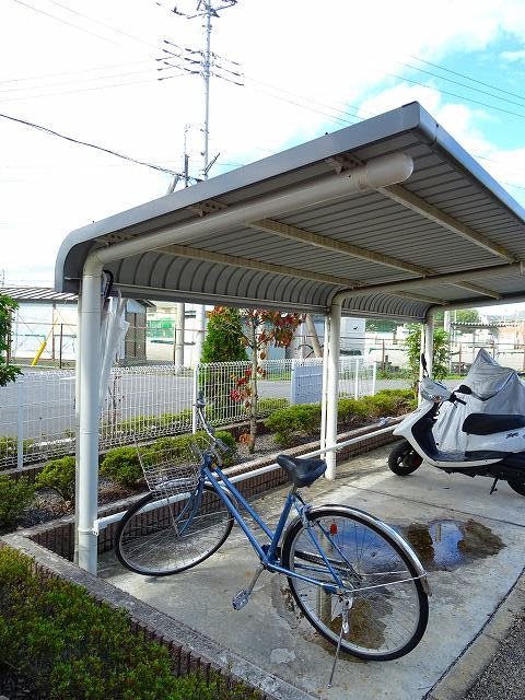 エスポワール 屋根付きの駐輪場です。