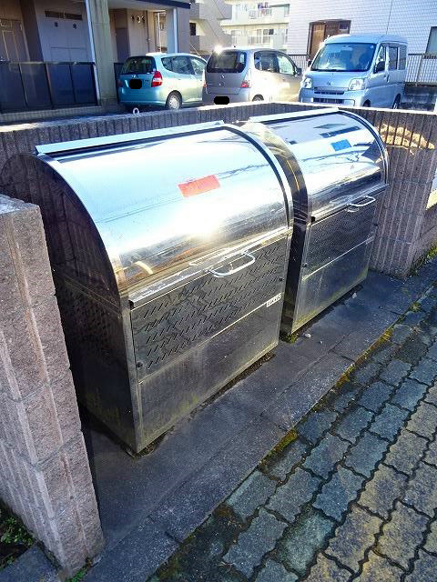 コンフォート 敷地内専用ごみ置き場完備です。