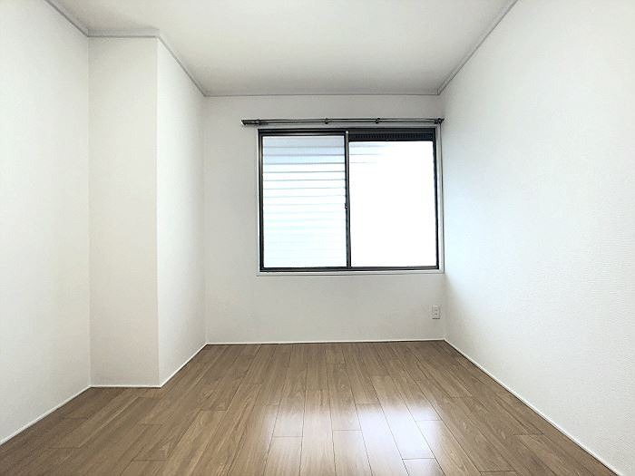 サンパレストミタ 収納のある洋室です。