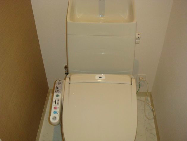 エラン ウォシュレット機能付きのトイレです。
