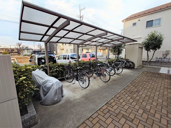イルフトゥーロ 屋根付きの駐輪場です。