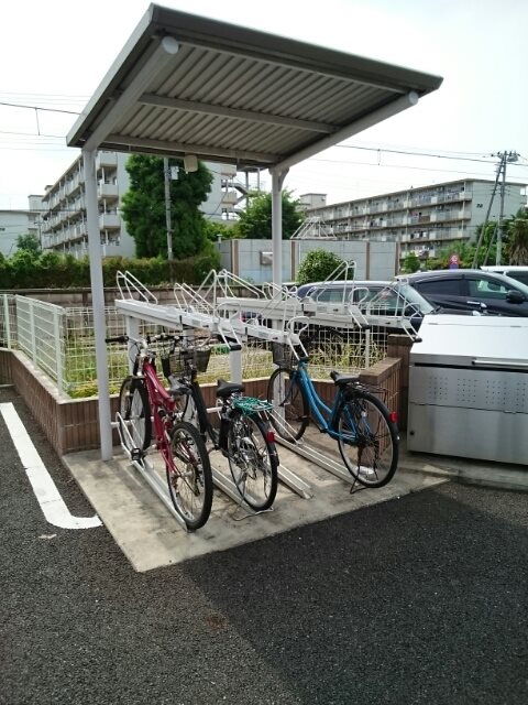 スカイマーク 屋根付きの駐輪場です。