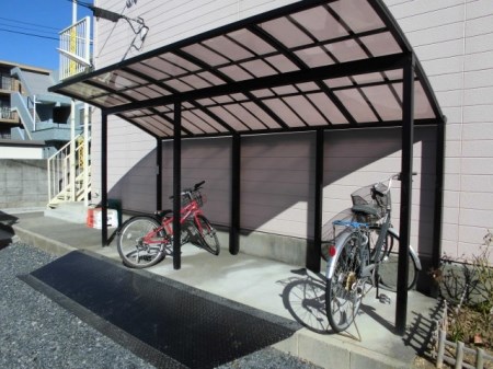 サンパレストミタ 屋根付きの駐輪場です。