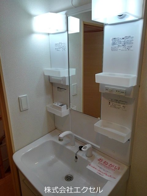 メゾンエトワール シャワー付き洗面台です。
