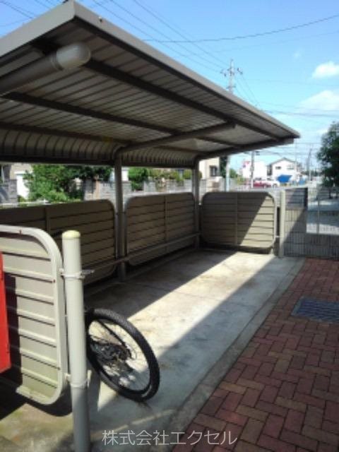 メゾンエトワール 屋根付きの駐輪場です。