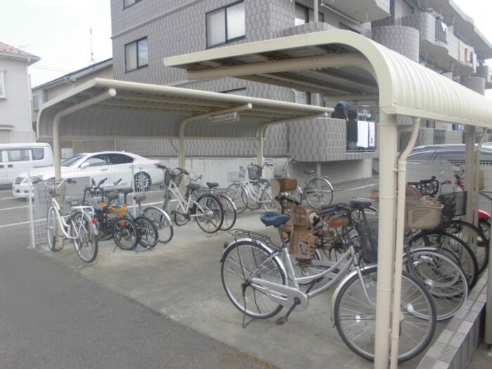 エミネンスさくら 屋根付きの駐輪場です。