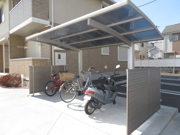 コンフォルトカーサ 屋根付きの駐輪場です。
