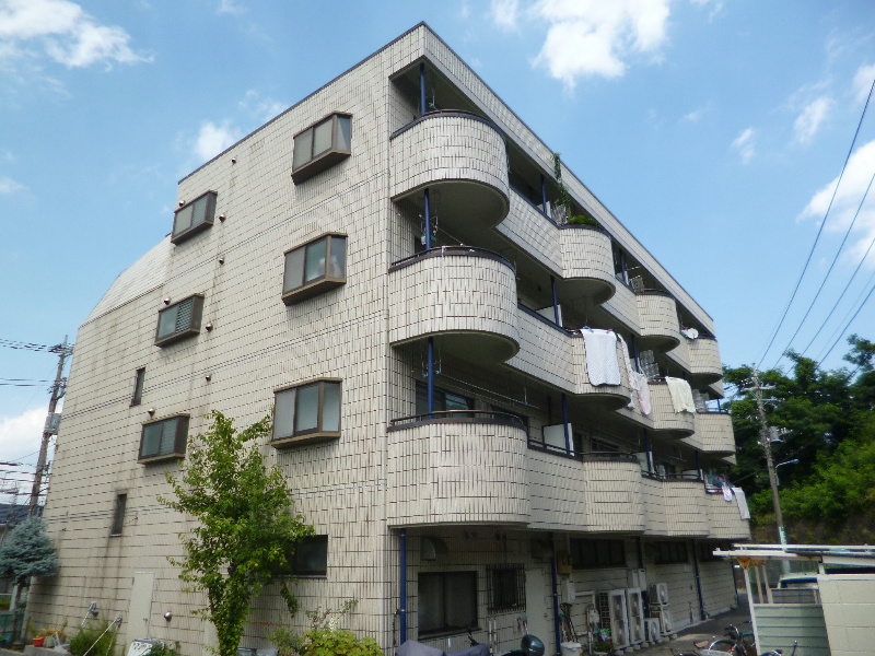 お洒落なタイル張りの外観です。