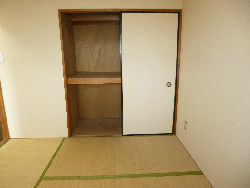 エントピア田代 奥行きのある収納です。