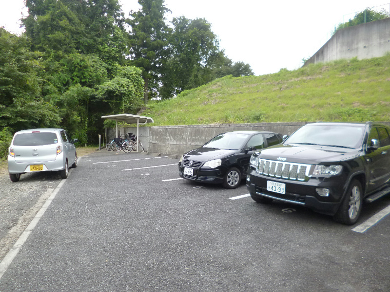 グランシャリオエノ 敷地内駐場完備です。