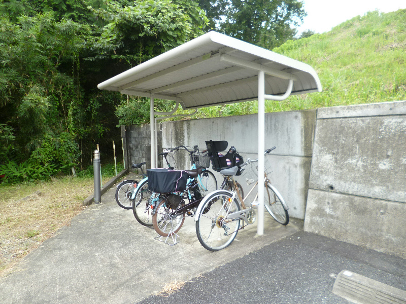 グランシャリオエノ 屋根付の駐輪場完備です。