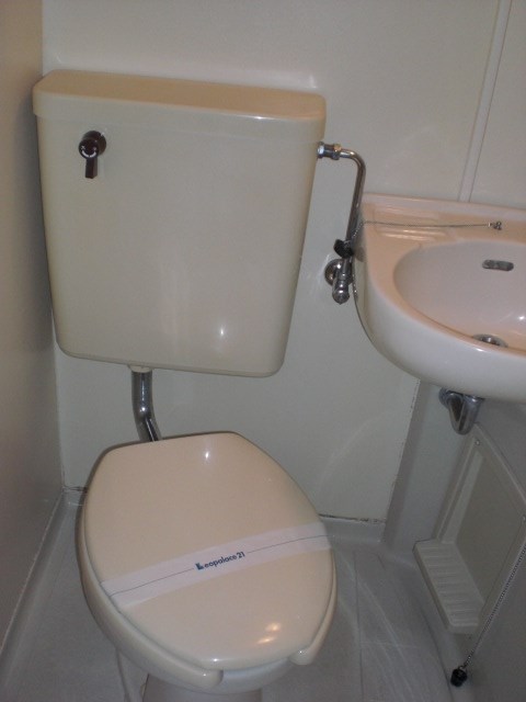 レオパレス小比企 清潔感のあるトイレです。