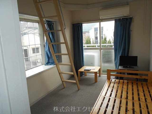 レオパレス小比企 明るいリビングです。