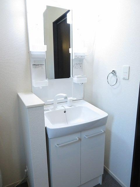 カーサヴェルデ 忙しい朝に嬉しいシャワー付洗面台です。