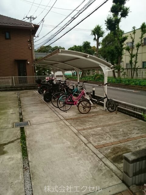 グレイスメゾン 屋根付きの駐輪場です。