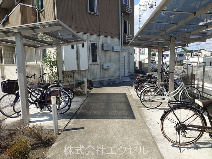 ゼファーコート２ 屋根付きの駐輪場です。
