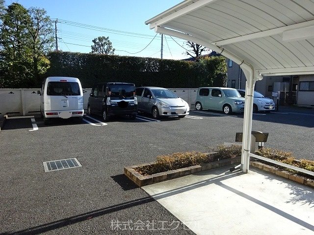 サンスウィート 屋根付きの駐輪場です。