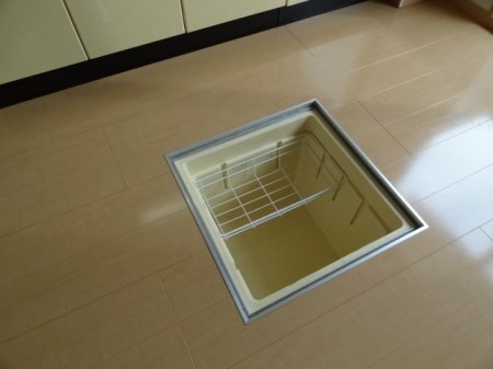 セジュール キッチンには床下収納付きです。