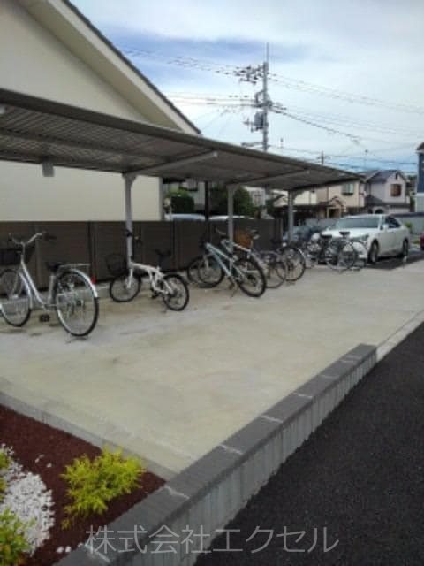ベジタブルガーデン 屋根付きの駐輪場です。