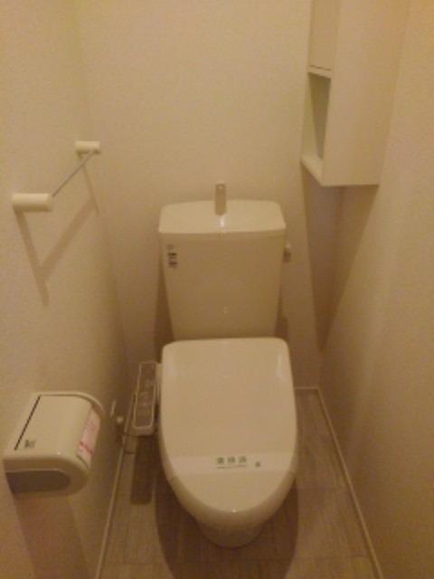 カーネーション 嬉しいウォシュレット付きのトイレです。