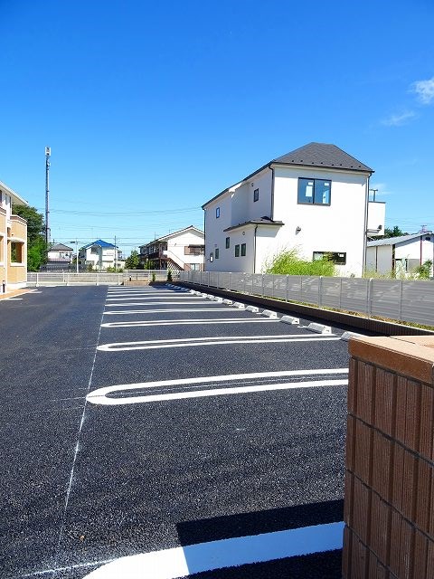 カーネーション 敷地内の駐車場です。