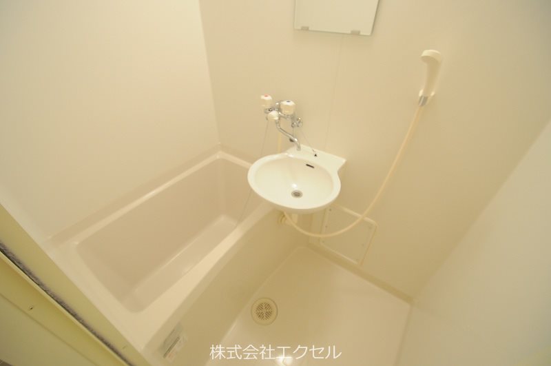 レオパレスセンターウエスト1 浴室乾燥機能付きのお風呂です。