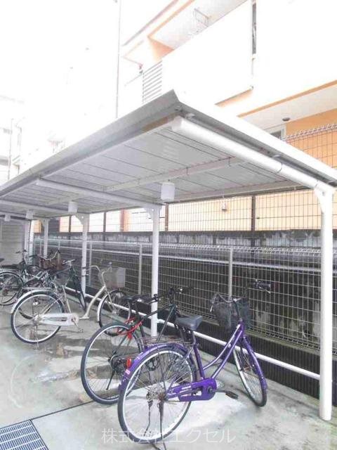 グランフィオーレ  屋根付きの駐輪場です。