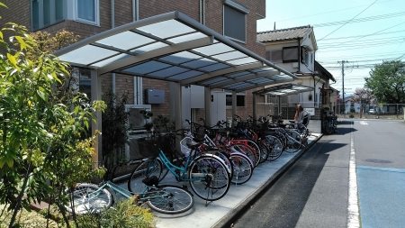 パレスグランディオーサ 屋根付きの駐輪場です。