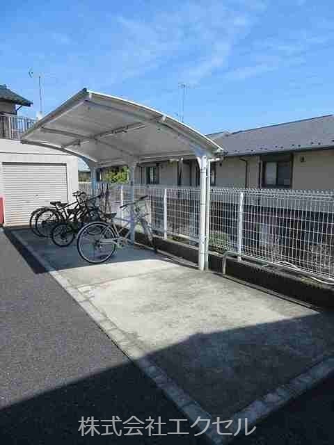 オルタンシア 屋根付きの駐輪場です。