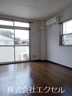 アーバンキャッスル エアコン完備の明るい室内です。