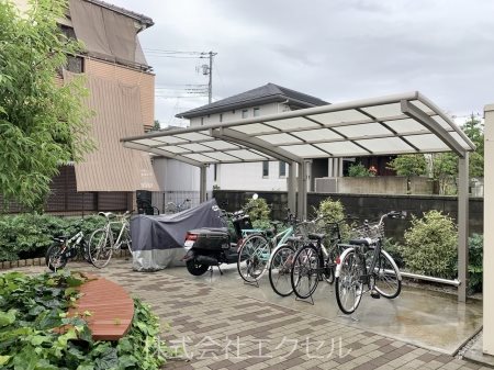 グローリータウンA 屋根付の駐輪場です。