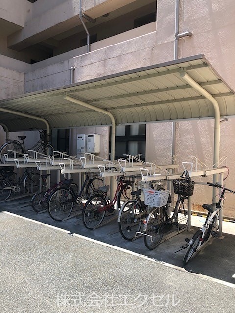 アプローズ 屋根付きの駐輪場です。